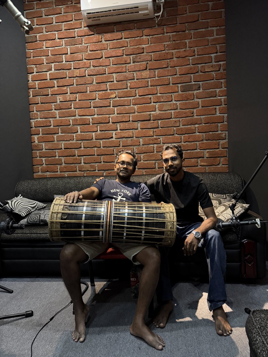 askvihanga's tweet photo. ලංකාවේ ඉන්න හොඳම බෙර වාදකයා එක්ක recording එකක් කලා හෙට ඉදන් ITN එකේ පටන්ගන්න "අසංධිමිත" teledrama එකේ theme song එකට🔥

With the best in the Island Ruwan Chandradhipathi✨ https://t.co/5beRgaY9Fz