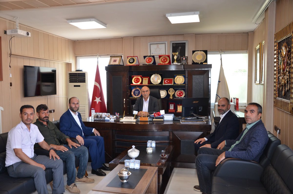 HudaParYavuzeli's tweet photo. İlçe Başkanımız Sayın Tacim Kervancı ve beraberindeki heyet, Yavuzeli Belediye Başkanı Sayın Mehmet Kaya'yı makamında ziyaret etti. Değerli Belediye Başkanımıza samimi misafirperverliği ve yakın ilgisi için teşekkür ederiz.
#Yavuzeli https://t.co/gGeMRdCc92