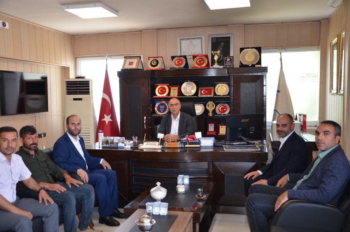 HudaParYavuzeli's tweet photo. İlçe Başkanımız Sayın Tacim Kervancı ve beraberindeki heyet, Yavuzeli Belediye Başkanı Sayın Mehmet Kaya'yı makamında ziyaret etti. Değerli Belediye Başkanımıza samimi misafirperverliği ve yakın ilgisi için teşekkür ederiz.
#Yavuzeli https://t.co/gGeMRdCc92