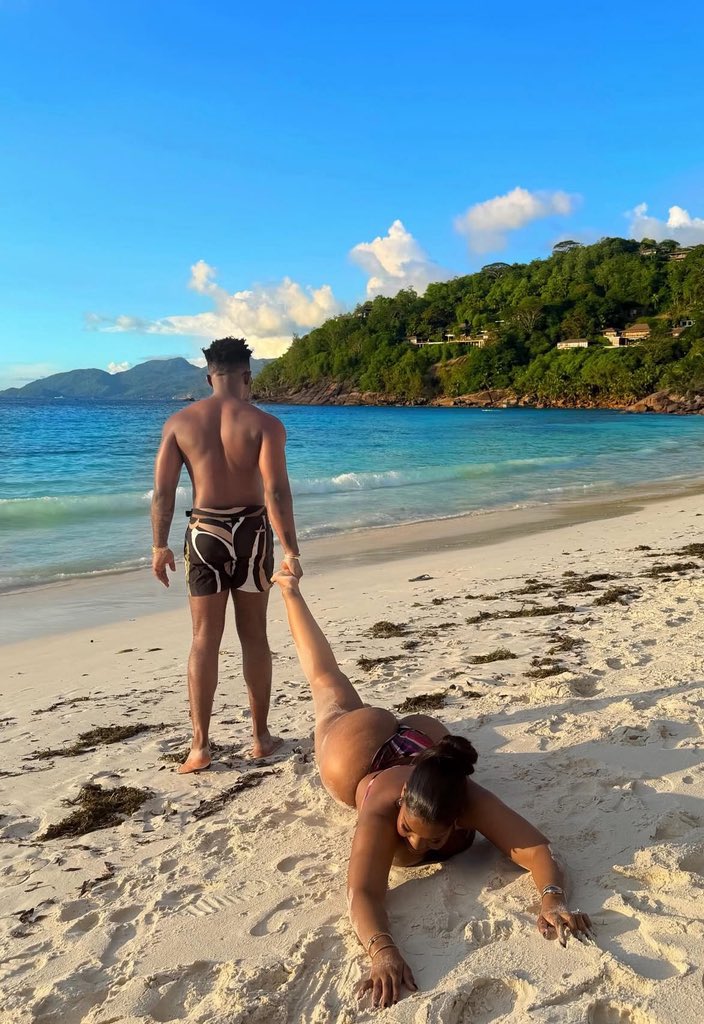 Toosynn's tweet photo. Be honest,can you post this type of picture if you travel for vacation with your partner? https://t.co/VZxrU9eihW