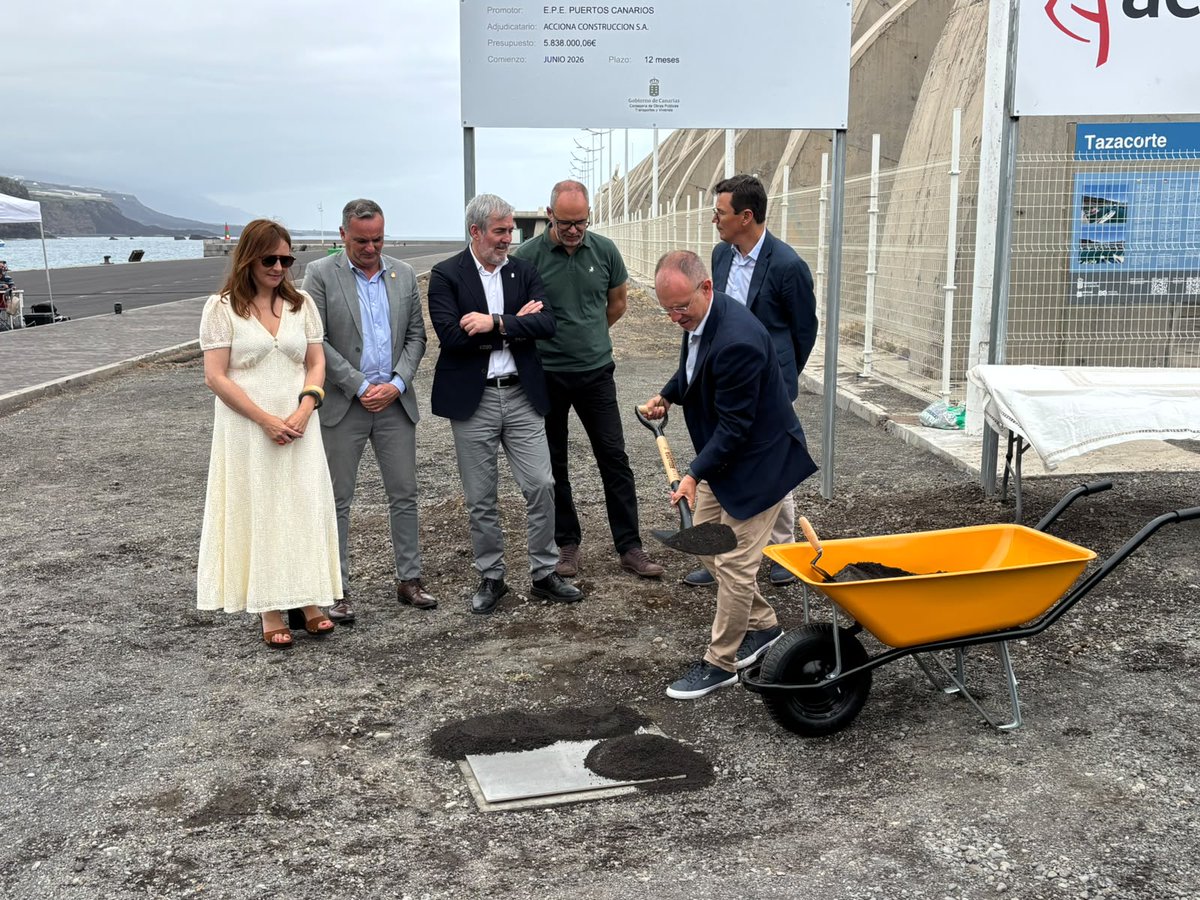 CabLaPalma's tweet photo. 🤝🏼Marcamos el inicio de las obras de ampliación del contradique del Puerto de Tazacorte, una actuación que permitirá mejorar la seguridad y la operatividad del puerto frente al oleaje. https://t.co/MgsDIMJrA8