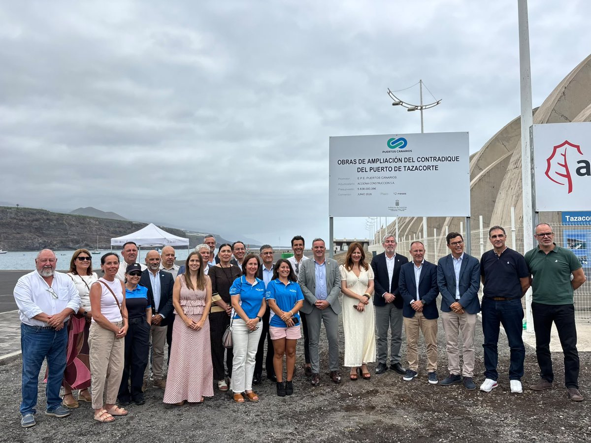 CabLaPalma's tweet photo. 🤝🏼Marcamos el inicio de las obras de ampliación del contradique del Puerto de Tazacorte, una actuación que permitirá mejorar la seguridad y la operatividad del puerto frente al oleaje. https://t.co/MgsDIMJrA8