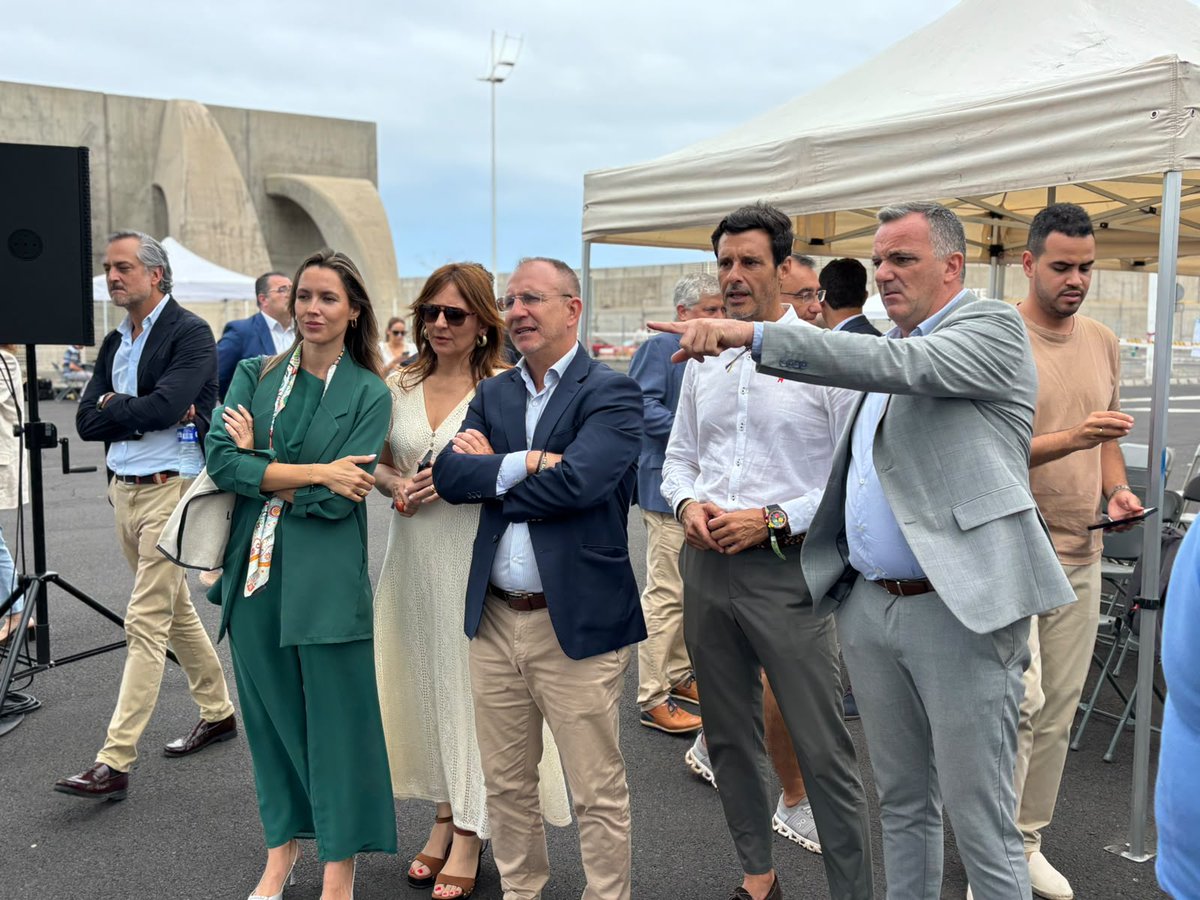 CabLaPalma's tweet photo. 🤝🏼Marcamos el inicio de las obras de ampliación del contradique del Puerto de Tazacorte, una actuación que permitirá mejorar la seguridad y la operatividad del puerto frente al oleaje. https://t.co/MgsDIMJrA8