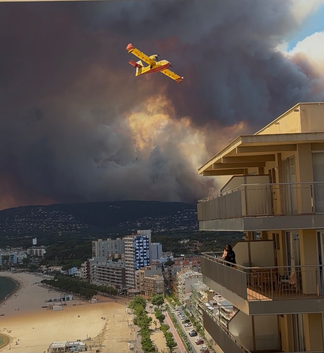 FlightradarCAT's tweet photo. AVAs dels @bomberscat i "Focas" del @mitecogob/@EjercitoAire carregant a la Badia de Palamós per l'#IFBisbaldelemporda. Gràcies per les imatges Xavi! https://t.co/yn5IpB11tE