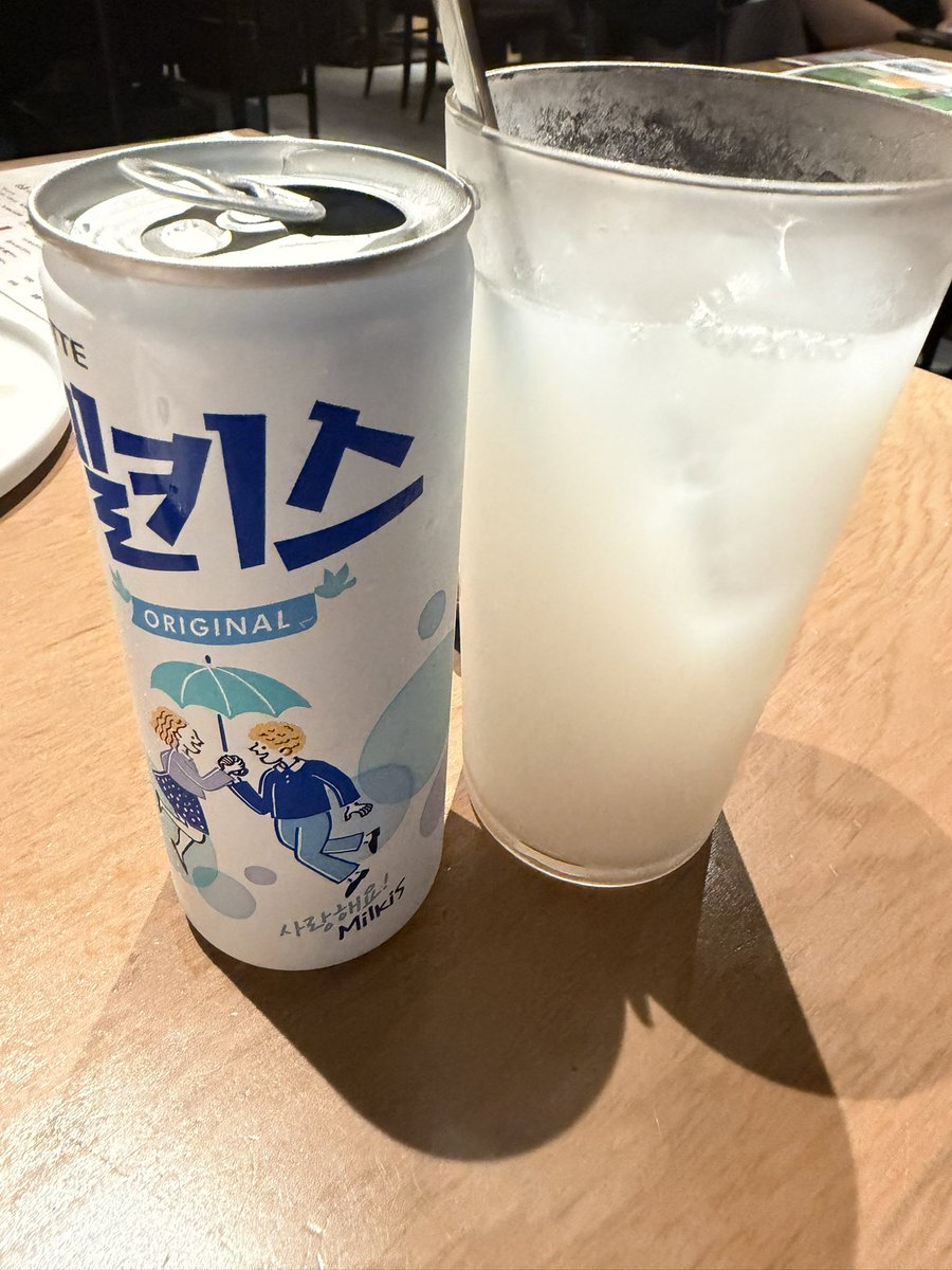 Ron1023_'s tweet photo. 今日は、韓国ビストロで飲み。久しぶりにめっちゃ飲んでやったぜ。料理もみんな美味しかった。スンオンがカルピス美味しいとめっちゃ言ってたが、確かにミルキスは、甘いだけ。酸味ゼロ。初シムスルは、ジュース感強くて、酒飲んでる気がしないが、アルコール7パー。良い気分だなぁ https://t.co/vVcI8kfav9