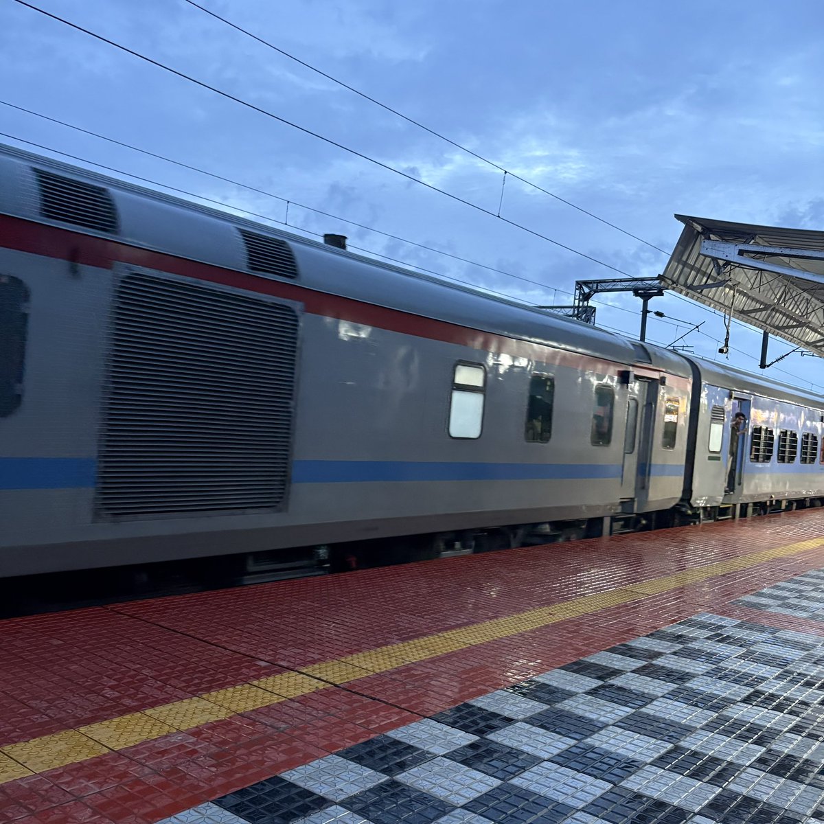 aapriaaa's tweet photo. Alappuzha Railway Station, Keralam 🌴
a perfect 10/10 for cleanliness. https://t.co/1VS6fIYXAs