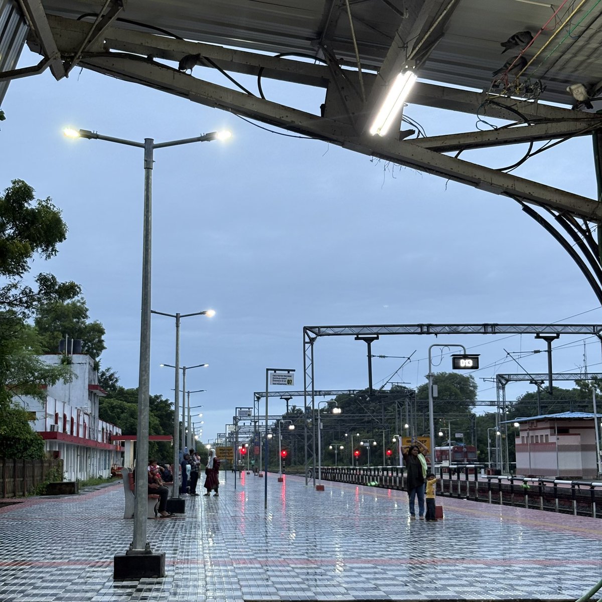aapriaaa's tweet photo. Alappuzha Railway Station, Keralam 🌴
a perfect 10/10 for cleanliness. https://t.co/1VS6fIYXAs