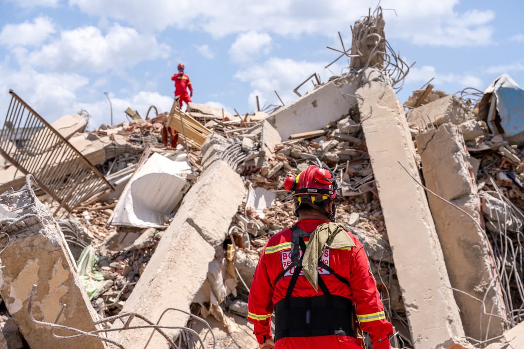 SamaritansPurse's tweet photo. 🇻🇪 Updates From Venezuela Earthquake Response:

Over the past week Samaritan's Purse has helped more than 1,600 families...

-Treated 270+ patients
-Distributed 1,500+ solar lights
-Provided 200+ rolls of tarp
-Distributed 1,200+ blankets
-Produced 3,000+ liters of clean water
-Airlifted 195+ tons of cargo 

Thank you to all those who have prayed over and supported these relief efforts. 

Our work in Venezuela is far from over. 

Please pray that those impacted by these tragic earthquakes may know the love of Jesus through our ongoing work.

🇻🇪 Support relief efforts and stay up to date at: https://t.co/vXYlws4F2U