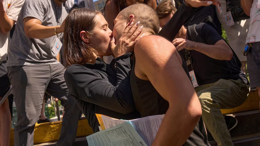 harsiness's tweet photo. la cosa più romantica che abbia mai visto (l’arresto) ora fateci subito una serie tv grazie https://t.co/ujAGvwOuPv