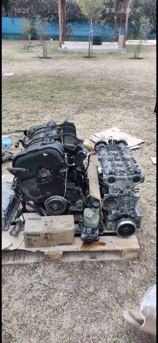RomanBrunori's tweet photo. A Facebook le pintó ponerme melancólico un viernes 10 am, y me recordó en la locura que me metí hace 4 años. 

Volvía de BsAs y el Volvo C30 que tenía, decidió perder toda el agua por la bomba y doblarse todo cual adicto al fentanilo. Era irrecuperable.

Hacía años hacía mecánica en otros talleres, en el garage de mis viejos, en un parking, o donde sea que pueda. Pero nunca había hecho un swap completo así, solo, en un patio. 

Fueron meses para conseguir el motor, meses de desilusión, complicaciones, noches de lectura de manuales de taller y foros de suecos locos que hacian lo mismo que yo, solo que para ellos son Fiat 147, para mí era el mejor auto que había tenido en mí vida. 

Con ayuda de mí viejo y amigos, utilizando ingeniería egipcia, salió y entró como una media. 

Ahí dije, si puedo hacerlo bien con esta infraestructura, imagínate con las herramientas indicadas.... Así es como empezó mí mayor all in, y hoy es esto, a diario buscando motores de todo tipo por Argentina para hacer swaps.

Que bueno es frenar, tomar aire, dimensionar hasta donde llegó uno, y seguir.
