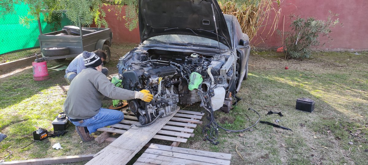 RomanBrunori's tweet photo. A Facebook le pintó ponerme melancólico un viernes 10 am, y me recordó en la locura que me metí hace 4 años. 

Volvía de BsAs y el Volvo C30 que tenía, decidió perder toda el agua por la bomba y doblarse todo cual adicto al fentanilo. Era irrecuperable.

Hacía años hacía mecánica en otros talleres, en el garage de mis viejos, en un parking, o donde sea que pueda. Pero nunca había hecho un swap completo así, solo, en un patio. 

Fueron meses para conseguir el motor, meses de desilusión, complicaciones, noches de lectura de manuales de taller y foros de suecos locos que hacian lo mismo que yo, solo que para ellos son Fiat 147, para mí era el mejor auto que había tenido en mí vida. 

Con ayuda de mí viejo y amigos, utilizando ingeniería egipcia, salió y entró como una media. 

Ahí dije, si puedo hacerlo bien con esta infraestructura, imagínate con las herramientas indicadas.... Así es como empezó mí mayor all in, y hoy es esto, a diario buscando motores de todo tipo por Argentina para hacer swaps.

Que bueno es frenar, tomar aire, dimensionar hasta donde llegó uno, y seguir.
