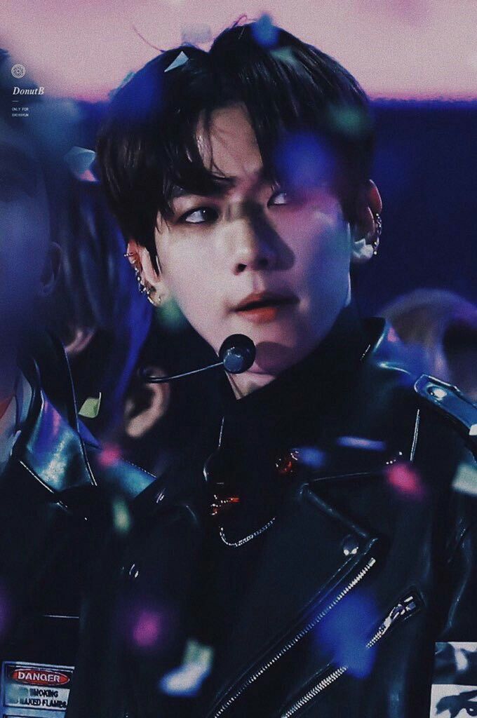 BOXIANx's tweet photo. the two sides of baekhyun: https://t.co/kauUfiEf3l