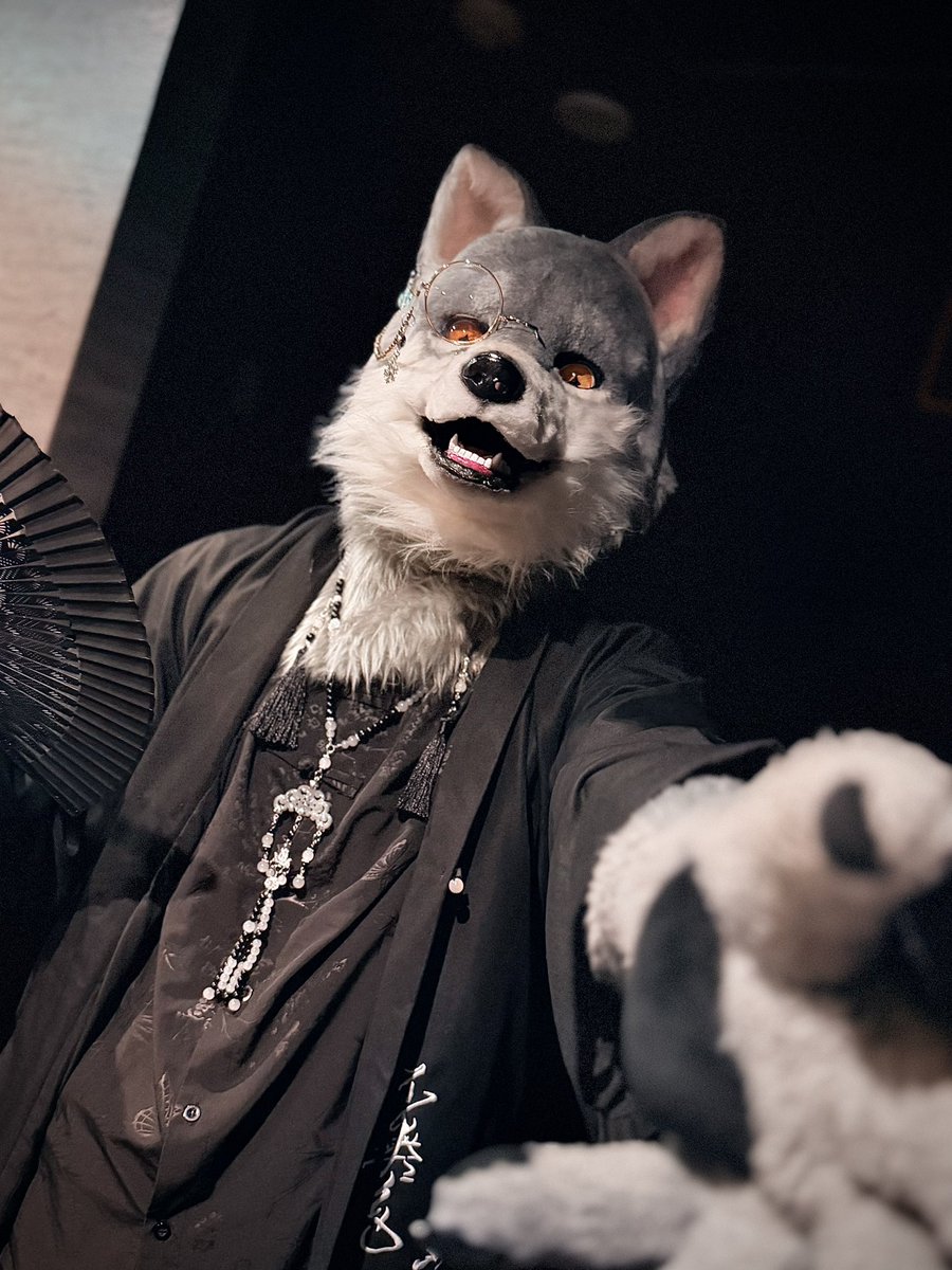 hibana_wolf's tweet photo. 「君は私の領域（ｴﾘｱ）内だ」

#fursuitfriday
#ロベ誕西
#Pofinia 
#氷華ノ結晶 https://t.co/0SeZ7pBASG