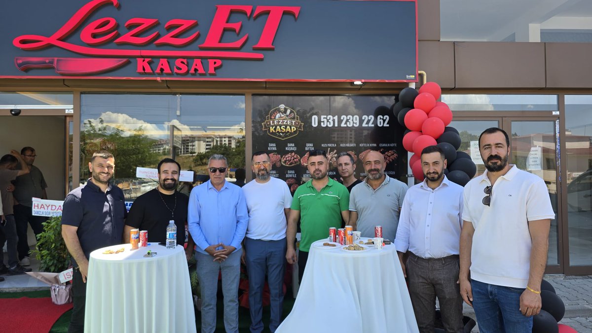 TUNCELITSO's tweet photo. 📍 Tunceli Atatürk Mahallesi (Şhank)

Odamız Yönetim Kurulu Başkan Yardımcısı Sayın Ali Ateş tarafından Atatürk Mahallesi'nde hizmete açılan Lezzet Kasap işletmesinin açılış programına katılım sağladık.

Vali Yardımcımız Sayın Fikret Dağ, meslek odaları başkanları, kamu kurum müdürleri, üretici birlikleri temsilcileri, kamu ve özel banka şube müdürleri ile çok sayıda davetli ve iş insanlarımızın katılımıyla gerçekleşen programa; Yönetim Kurulu Başkanımız Hasan Hüseyin Coşkun, Yönetim Kurulu Üyelerimiz ve Meclis Üyelerimiz de iştirak etti.

İlimize yeni bir değer kazandıran Lezzet Kasap işletmesinin Odamız Yönetim Kurulu Başkan Yardımcısı Sayın Ali Ateş'e hayırlı olmasını temenni ediyor; Tunceli Ticaret ve Sanayi Odası Meclisi ve Yönetim Kurulu adına kendisine bol ve bereketli kazançlar diliyoruz.

#Yeniİşletme #YerelKalkınma #Üretim #Tunceli #TunceliTSO