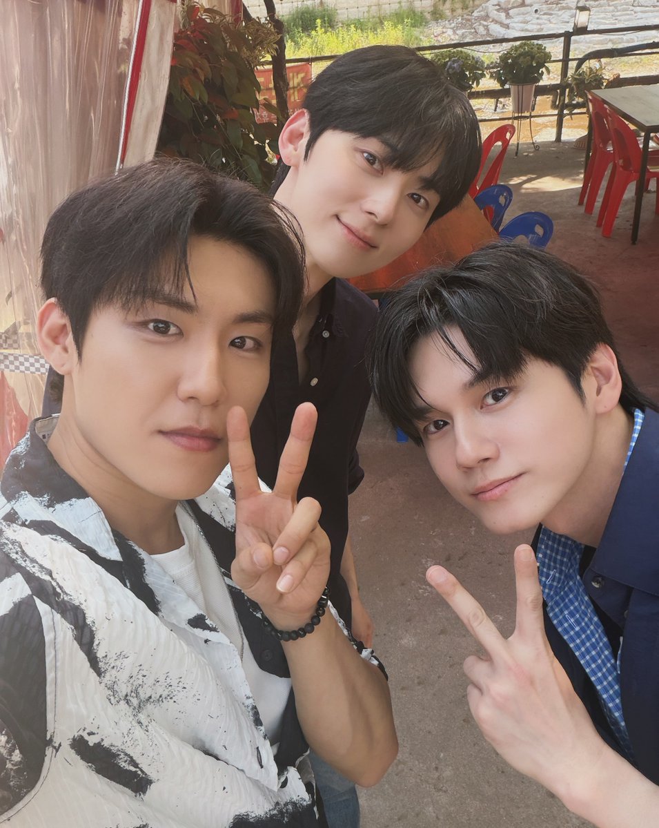 Pattvipx13's tweet photo. อูจินมาลงเซลฟี่คู่กับฮยองแล้ว 😍 https://t.co/fm8zefy2aU