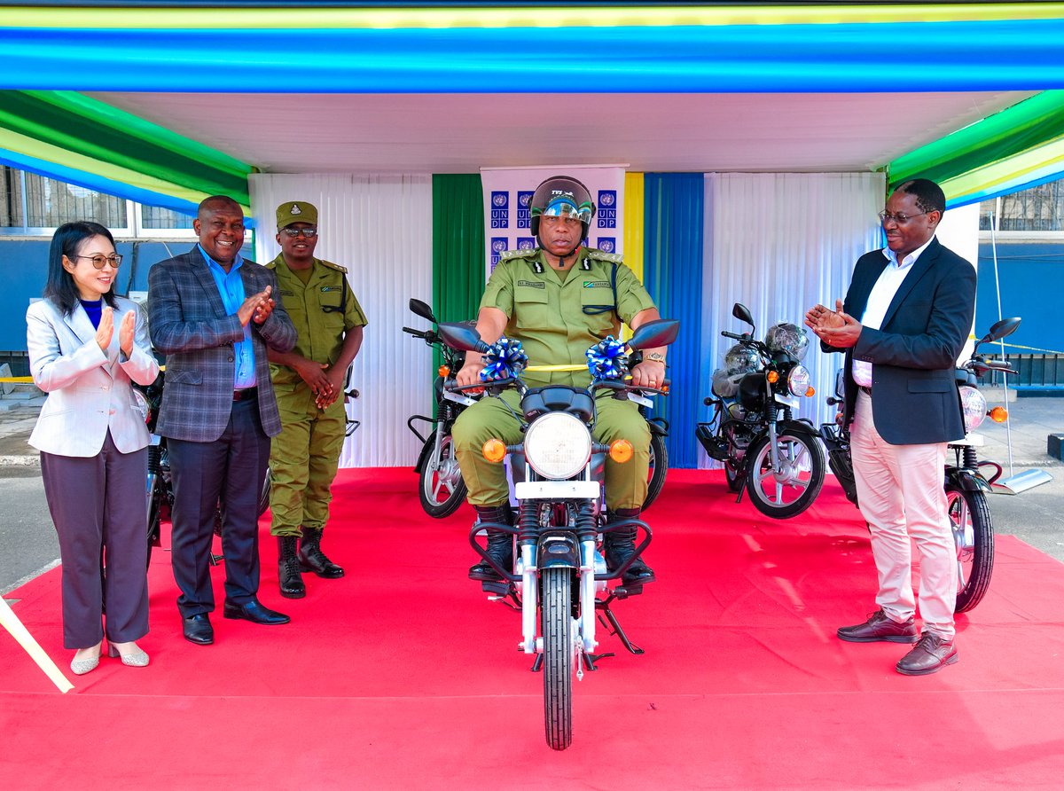 tanpol's tweet photo. Mkuu wa kitengo cha Polisi Jamii, Naibu Kamishna wa Polisi (DCP) Henry Mwibambe, amepokea pikipiki 16 zitakazotumika kwenye Programu ya kudumisha amani Awamu ya Pili unaoungwa mkono na Shirika la Mpango wa Maendeleo la Umoja wa Mataifa (UNDP).

 https://t.co/5iUn351zvg https://t.co/3E4sI5heBr