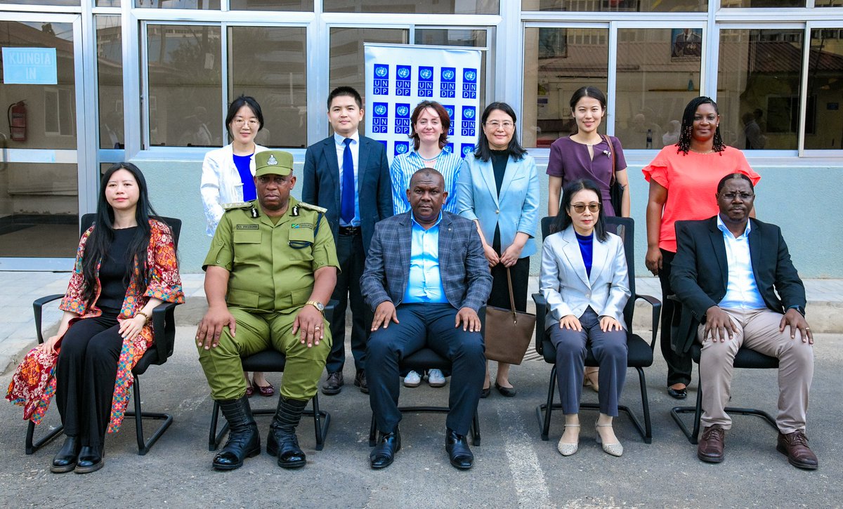 tanpol's tweet photo. Mkuu wa kitengo cha Polisi Jamii, Naibu Kamishna wa Polisi (DCP) Henry Mwibambe, amepokea pikipiki 16 zitakazotumika kwenye Programu ya kudumisha amani Awamu ya Pili unaoungwa mkono na Shirika la Mpango wa Maendeleo la Umoja wa Mataifa (UNDP).

 https://t.co/5iUn351zvg https://t.co/3E4sI5heBr