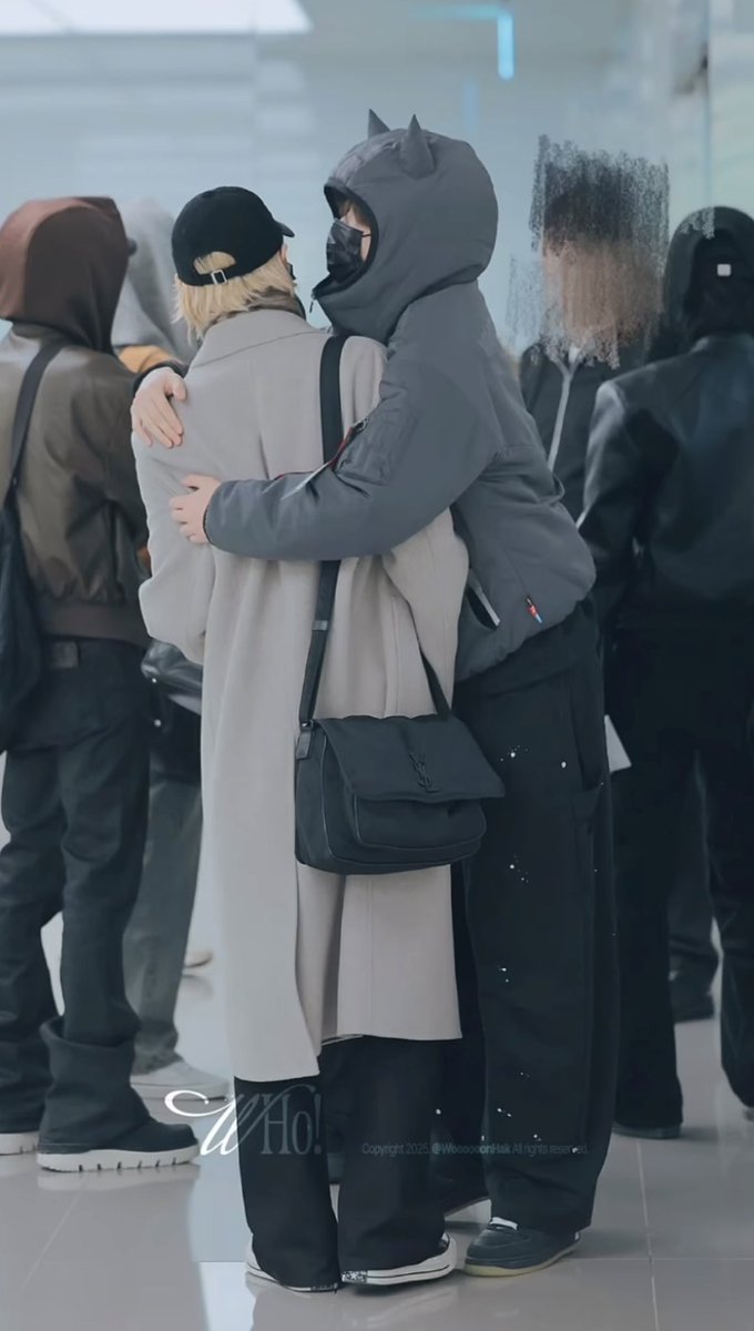 ankko3z's tweet photo. 다큰어른들이어떻게안냐<이거보고응..?하고갤러리뒤졋는데진짜둘이뜨겁게포옹한사진은없는것같네 항상둘중한명이매달려잇는구도네..... https://t.co/ByeMpNIP9t