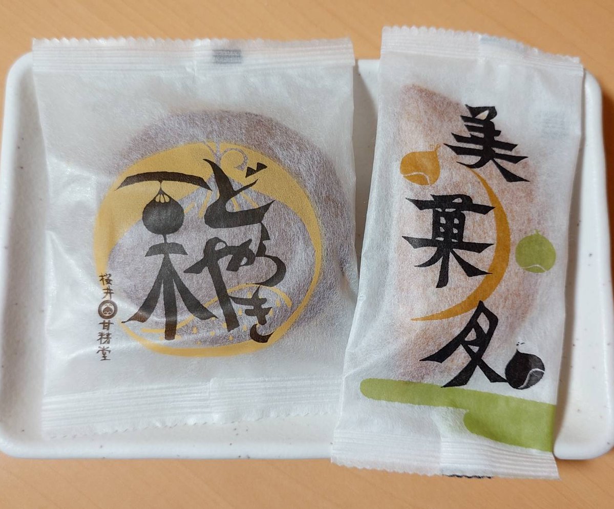 kadoya1's tweet photo. 小布施の和菓子屋で購入した美菓月とどら焼き。裏を見たら美菓月は茨城で作ってるじゃねえかよ。茨城の工場で作った菓子をわざわざ長野の小布施で買った馬鹿な俺。両方とも美味しかったよ。 https://t.co/XcDnNiVx3x