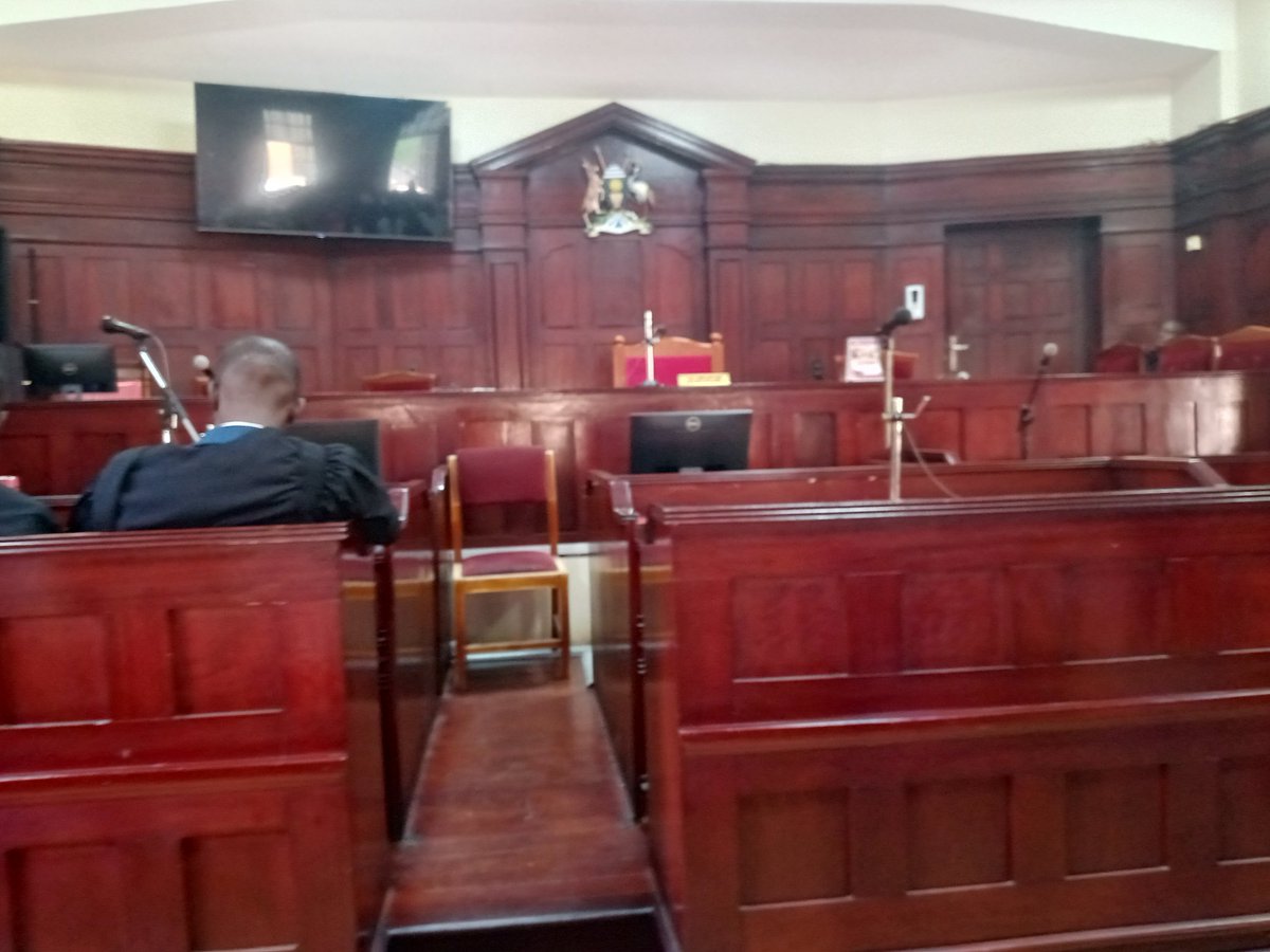 IngridTurinawe's tweet photo. Happening now at High Court. @kizzabesigye1 and Co accused have insisted on their right of representation by lawyers of their choice. Without @MarthaKarua ,  @EriasLukwago  and without safety of whole team of lawyers, they will not return to court. Baguma is free to proceed. https://t.co/nk1pGG840W