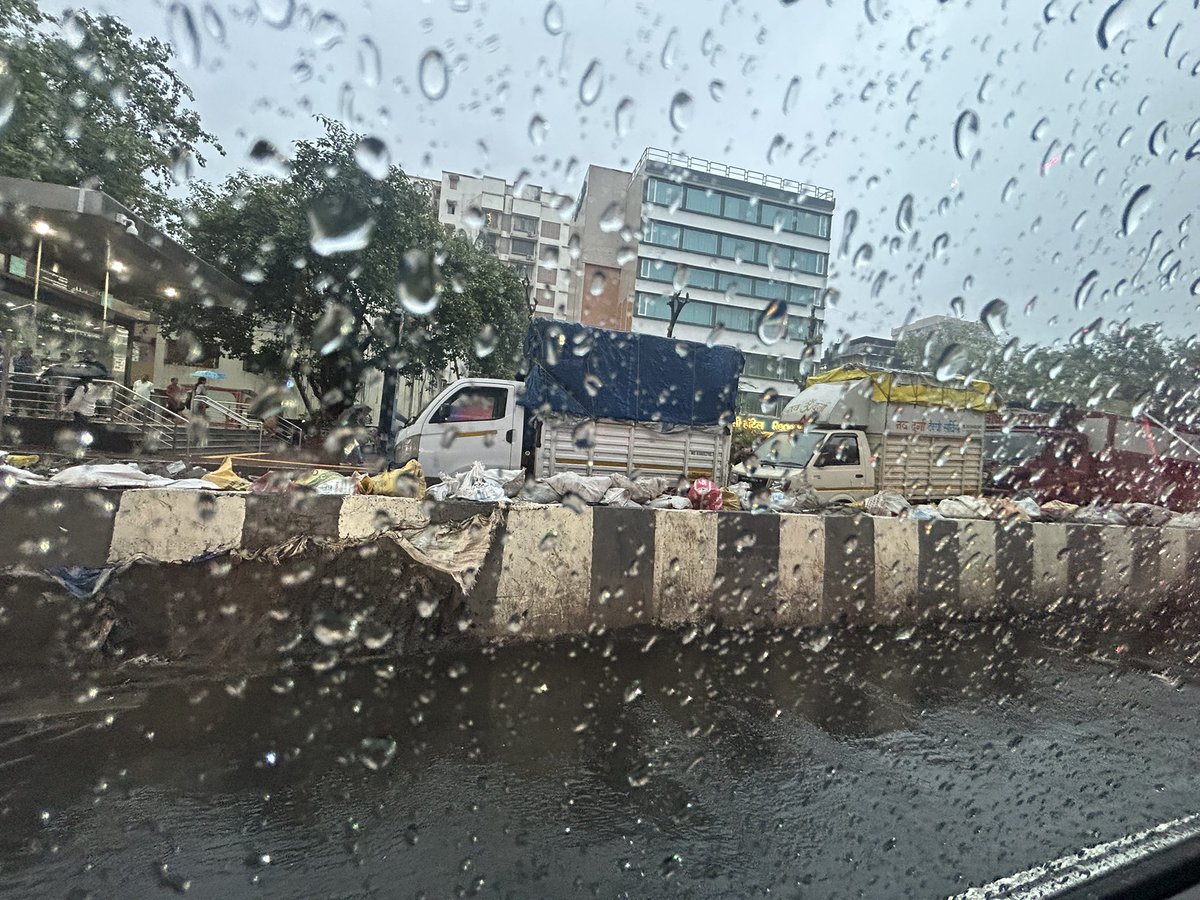 ShekhjoJoshi's tweet photo. @mybmc @MMRDAOfficial @Dev_Fadnavis @AshwiniBhide this 👇👇 vakola bridge..why can’t clean these debris . You guys have made Mumbai city more shabby https://t.co/iqBHEf22Nc