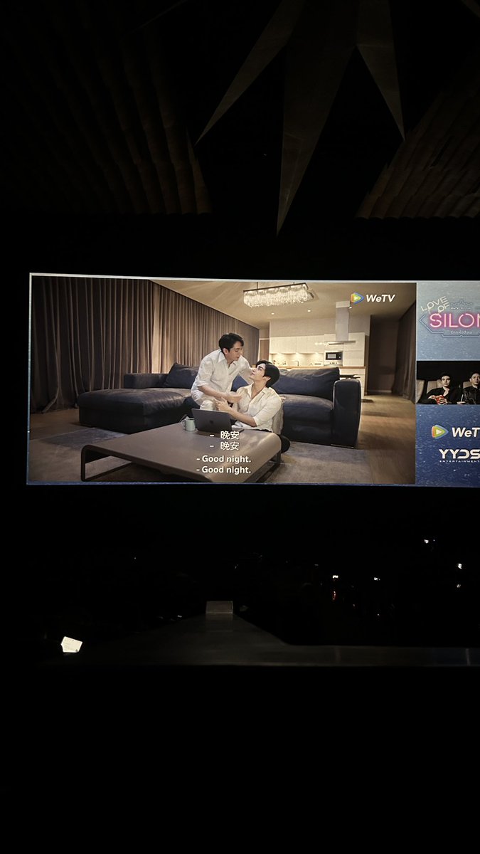 forawitch's tweet photo. มีโซฟาแต่นั่งพื้น คนไทย100%

#LoveofSilomFinalEP https://t.co/7v7u14wJRA