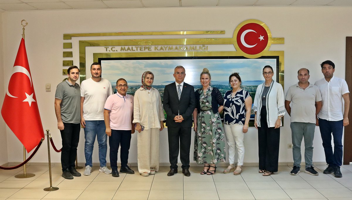 TC_Maltepe's tweet photo. Kaymakamımız Bahri Tiryaki, Kaymakamlık Proje Koordinatörü olarak görev yapmakta iken Çanakkale iline tayini çıkan Özge Arslan’ı, Kaymakamlık personeliyle birlikte makamında kabul etti.

Kaymakam Tiryaki, Arslan’a hizmetlerden ötürü teşekkür ederek yeni görevinde başarılar diledi https://t.co/YfZQxyRsMl