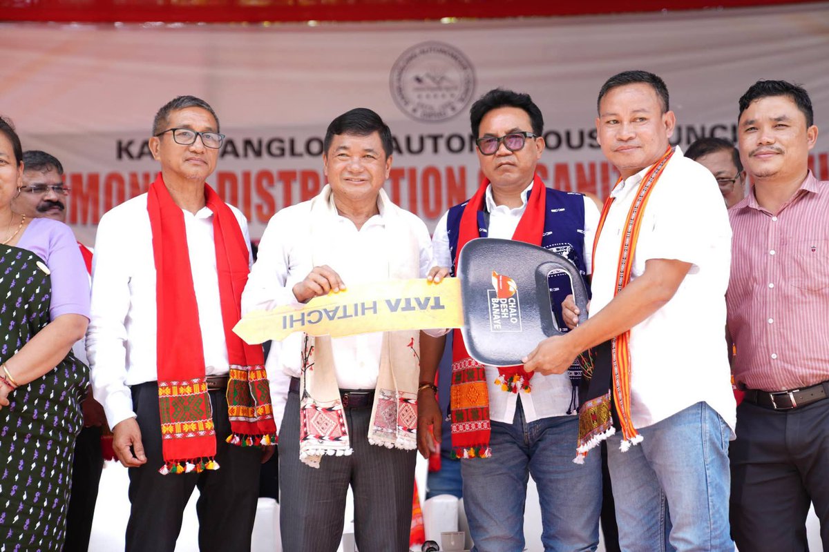 TuliramRonghang's tweet photo. A major step toward a cleaner and healthier Karbi Anglong! 

​Today at Taralangso, we handed over new sanitation vehicles and equipment under the 15th Finance Commission. This will greatly boost our waste management and support our frontline workers.

​Thank you to all my council colleagues, dignitaries, and officials for joining us today.

@himantabiswa @CMOfficeAssam @mygovassam #Kaac #KarbiAnglong