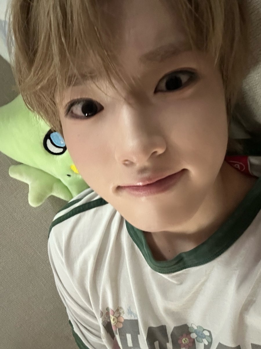 49bbang's tweet photo. 사쿠야 딱 1년 전에도 오늘도 똑같은 옷 입고 찍은 셀카 보낸 거 아나바다의 남자답다

250703                                      260703 https://t.co/eaZN8d54Lo
