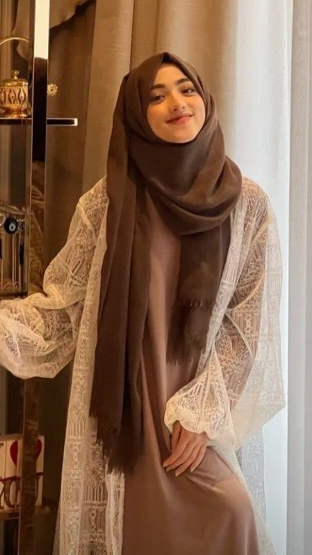 Oreen_77's tweet photo. @BadarashfaqC @IntriguedWalker @HumungusPP speaking about hypocrisy, why are you showing as less covering as permissible for men with the voluntary maximum covering for women?
also nice try dodging my argument, there are 51 islamic state, why are you obsessed with the only 3 were hijab is a law? https://t.co/vtof8cw8xI