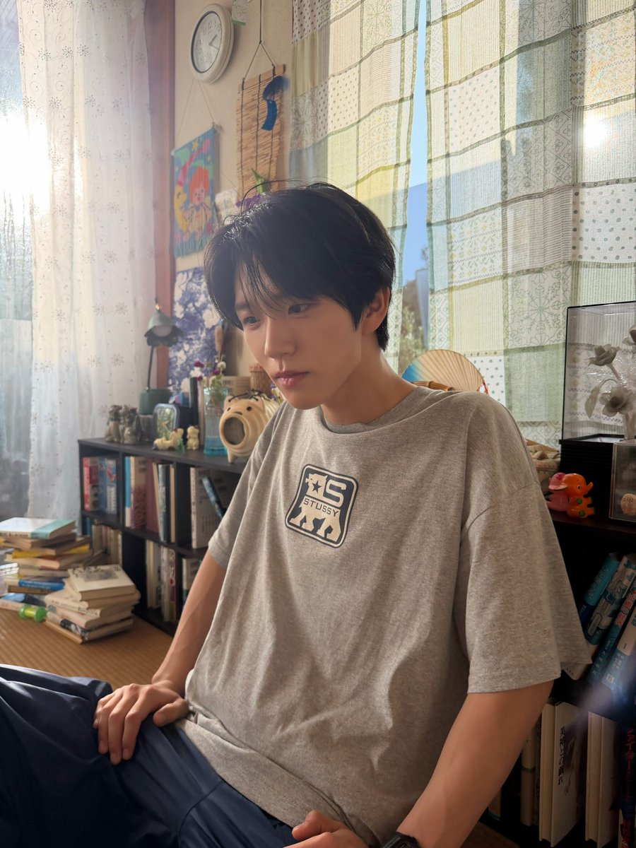 Daeyuung's tweet photo. Aura farming while sitting. https://t.co/d9kV1UaWCH