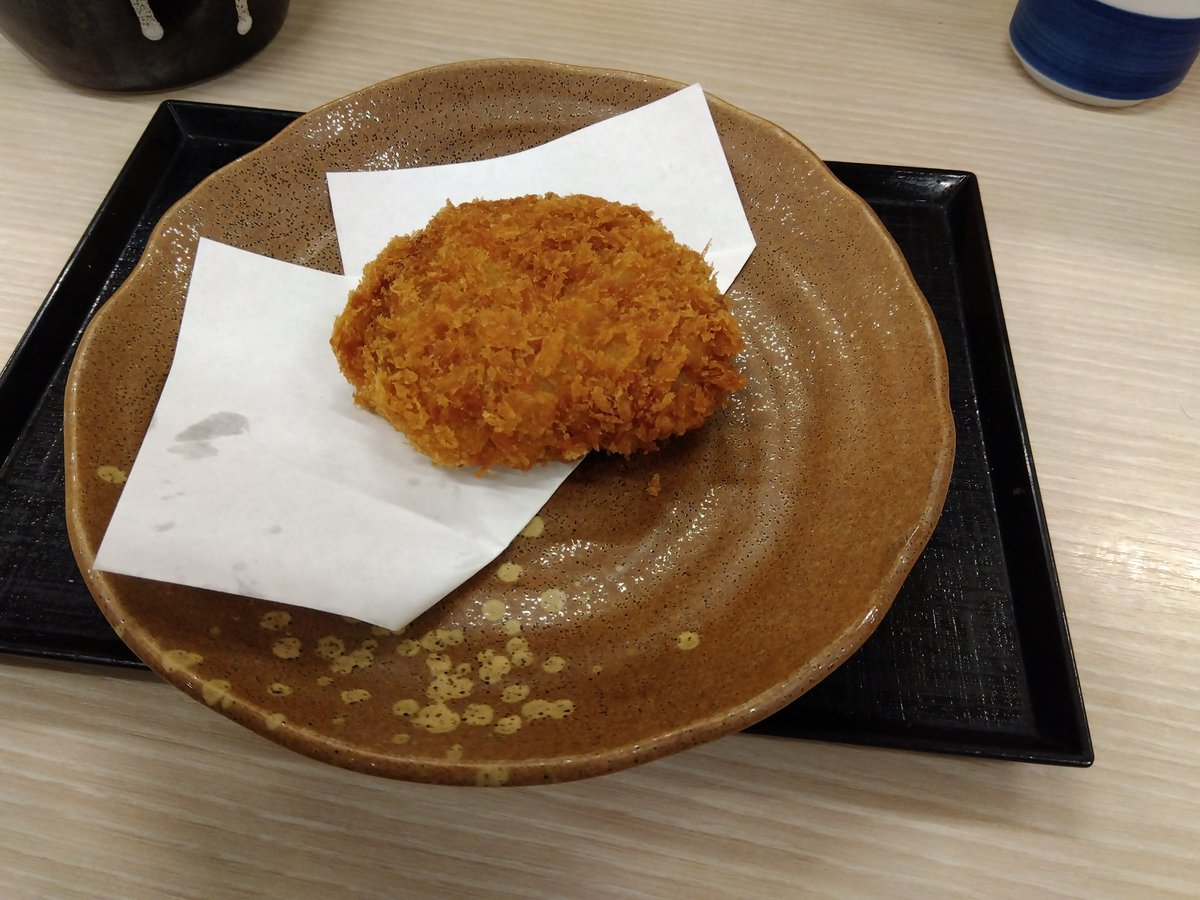 hetareyuji's tweet photo. しごおわかつやにて大判豚生姜焼き＆チキンカツ合盛丼にメンチカツ追加をいただく。
豚生姜焼きはダブルとトリプル選べるのでトリプルで。
大判言うだけあってまあまあデカ目の肉が良い感じに柔らかくて食べやすくて美味かった。
チキンカツはいつも通り。
そしてメンチカツはやはり美味いな。
満足満足。