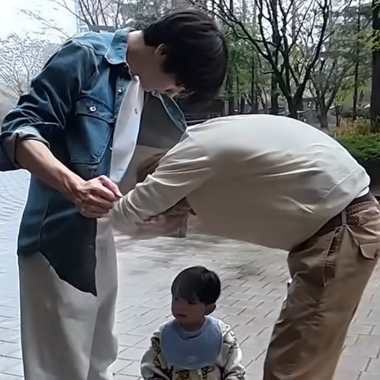 jasmines_51's tweet photo. 雨が降れば傘となり、風が吹けば上着を貸し、ソロ活の応援のためならば仕事の合間を縫ってでも駆け付け、一人で抱えている悩みがあれば少しでも力になりたくてやきもきするのがチェスビンで、そんな弟の愛情をひたすらに享受するのが根っからの愛され気質なチェヨンジュンというのが本当に最高でして https://t.co/EVkcHaRZ03
