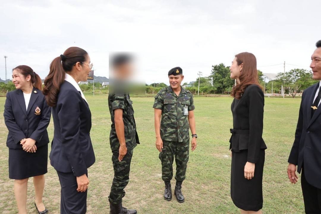 29Army291's tweet photo. พ.ท.อดิสัย เนตรสว่าง ผบ.ร.29 พัน.1 ได้ให้การต้อนรับ นางสาวเบญจพร รุ่งทรัพย์ไพบูลย์ ผู้พิพากษาหัวหน้าศาลเยาวชนและครอบครัวจังหวัดกาญจนบุรี  ในการเข้าร่วมกิจกรรม Open House 69 (เปิดบ้านน้องทหารใหม่) และได้พบปะน้องๆเยาวชนและครอบครัว ที่สมัครทหารออนไลน์เป็นทหารกองประจำการ ผลัดที่ 1/69 https://t.co/NM3vPtxwRR
