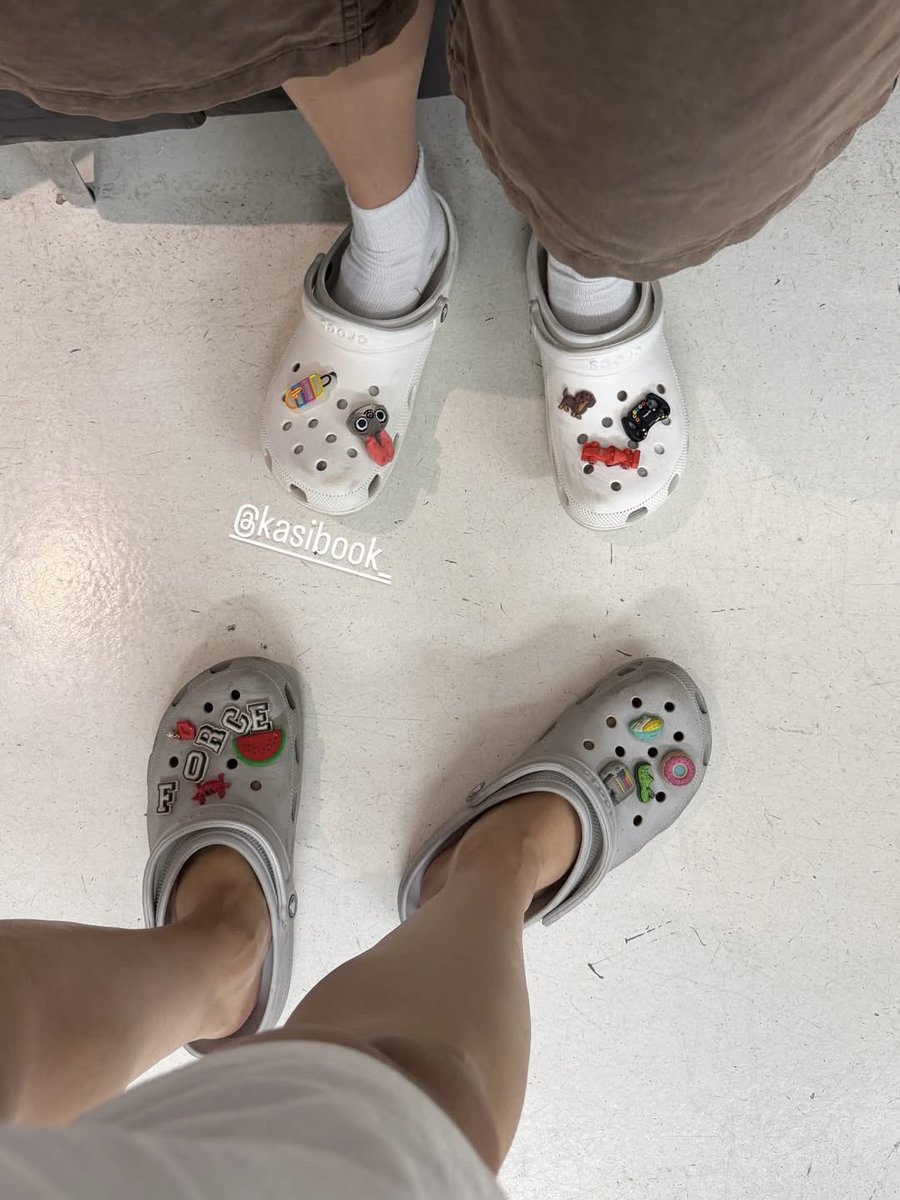 fairybabyboo's tweet photo. 🍅 : จิงอ๋อ คุณใส่สีเทาไม่ใช่หรอ
🦊 : ไม่ผมใส่สีนี้ ( สีครีม )
🍅 : เทา ! 
🦊 : เอ้าเดี๋ยวถ่ายให้ดูเลย

ขอแก้ข่าว บุ๊คไม่ได้จำผิดน้า ฟอสมี crocs สีเทาจริงๆ เคยใส่คู่กับบุ๊คด้วย ถึงว่าบี๋จำแม่น 🤧
FORCEBOOK WITH CROCS LIVE
#CrocsTikTokLivexForceBook https://t.co/wZv3DkFn29