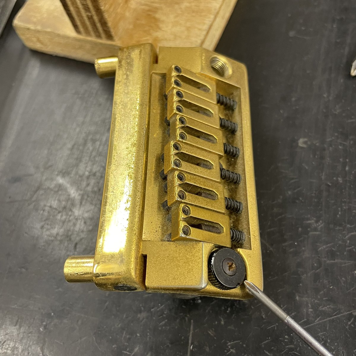 k_instruments's tweet photo. 80年代のヤマハsessionⅡ に搭載されていたブリッジです。
マウントはボディ裏からのボルト止め、左側のサムナットを回すと樹脂パーツが下に伸びてフローティングがロックされたりと、オリジナリティ強目で面白いですね。ちょっと重いけど。ただ壊れちゃうと替えがきかないんですよね〜
#柿沼工房 https://t.co/gHEL64JXSd