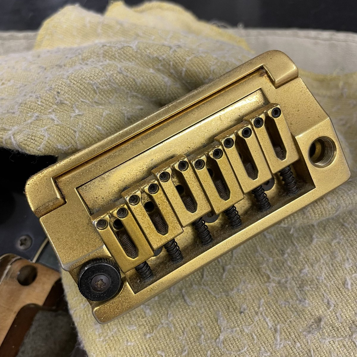 k_instruments's tweet photo. 80年代のヤマハsessionⅡ に搭載されていたブリッジです。
マウントはボディ裏からのボルト止め、左側のサムナットを回すと樹脂パーツが下に伸びてフローティングがロックされたりと、オリジナリティ強目で面白いですね。ちょっと重いけど。ただ壊れちゃうと替えがきかないんですよね〜
#柿沼工房 https://t.co/gHEL64JXSd