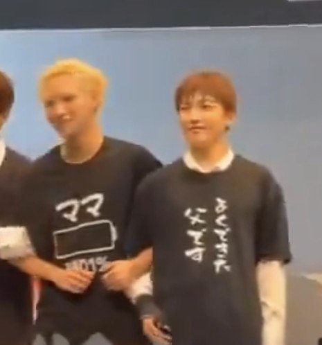 shinetomars's tweet photo. Their t-shirts saying in japanese Mama (Sh's) and Father (Hj's) lol https://t.co/k6pmtHN1DG