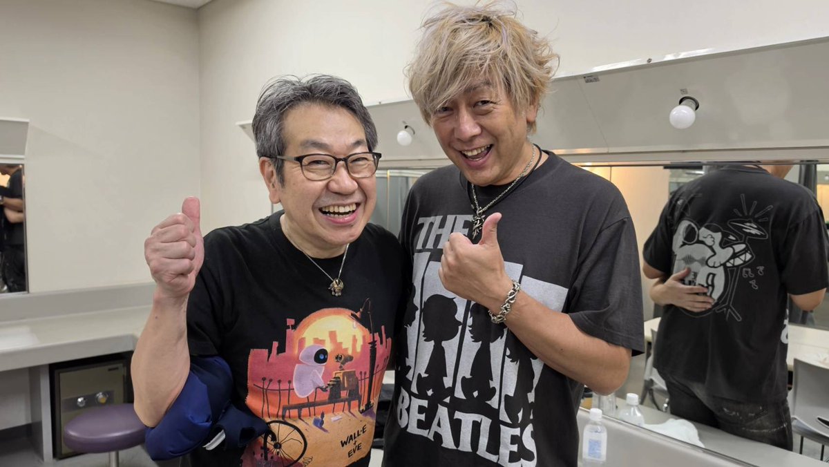 Cherrydrummer's tweet photo. "ジュリーズ工房"w というジュリーカバーバンドをやっているくせに、生ジュリーを体験したのは初めて！！🤨いやーすごかった！ホンモノでした！！🫡ドラムの"しーたか"(古田たかし)さん、ベースの冨倉さん、久しぶりにお会いできて嬉しかったです！素晴らしい演奏ありがとうございました！🤘😄 https://t.co/UiJ17Euh7F