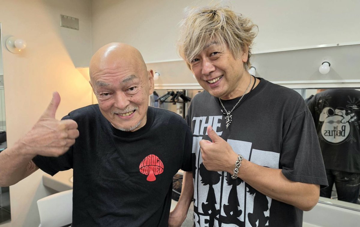 Cherrydrummer's tweet photo. "ジュリーズ工房"w というジュリーカバーバンドをやっているくせに、生ジュリーを体験したのは初めて！！🤨いやーすごかった！ホンモノでした！！🫡ドラムの"しーたか"(古田たかし)さん、ベースの冨倉さん、久しぶりにお会いできて嬉しかったです！素晴らしい演奏ありがとうございました！🤘😄 https://t.co/UiJ17Euh7F