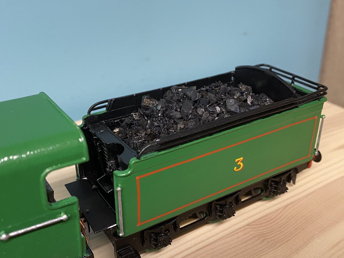 Toforouu's tweet photo. “I suffer dreadfully and no one cares”

Heres Hebrey. Why does he have an RWS face photoshopped on? Because silly me doesn’t have a spare A1 smokebox door.

Body is a cut down of my old Gordon, tender is a shortened GNR 8-wheel tender on a fowler tender chassis https://t.co/crszmwF773