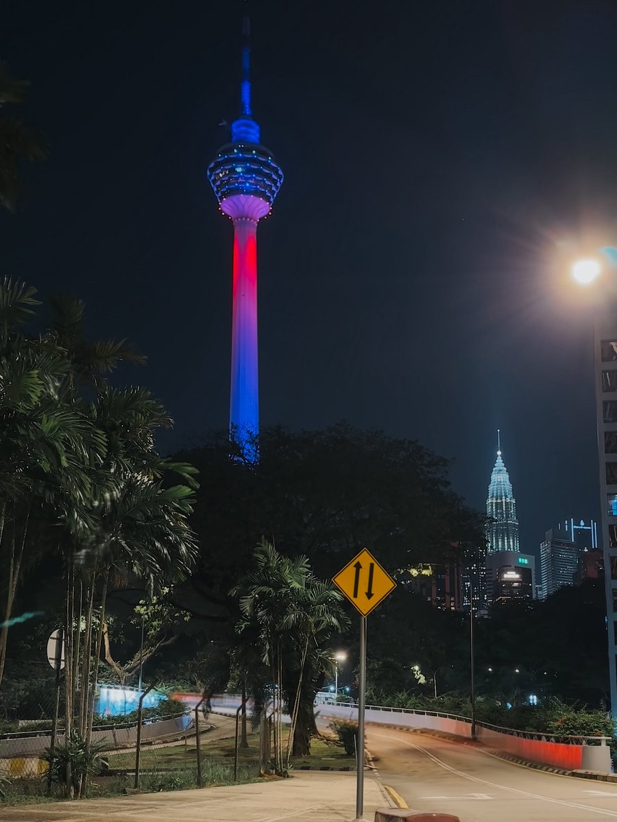 usembassykl's tweet photo. Red, white, blue, and KL too! 🇺🇸🇲🇾

Thank you, @Menara_KL, for lighting up the Kuala Lumpur skyline in honor of America’s 250th Independence Day. What a beautiful way to celebrate friendship, partnership, and 250 years of the United States! #America250 #USMalaysia https://t.co/bVi7EGcFhZ