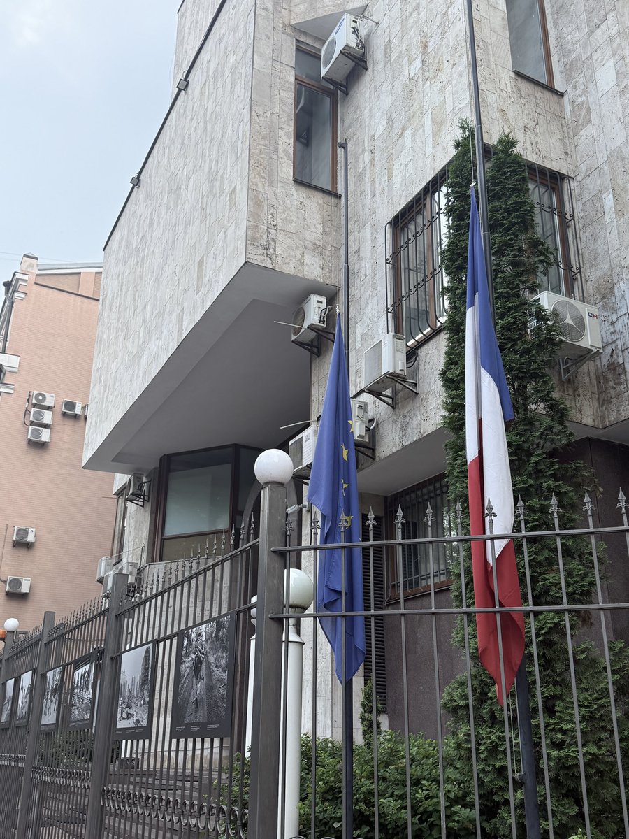 FranceenUkraine's tweet photo. 🕯️Сьогодні наші прапори приспущені на знак вшанування пам’яті 30 цивільних осіб, які загинули вчора під час російського обстрілу Києва.

Не в змозі досягти успіху на полі бою, Росія атакує цивільне населення. Але українці чинять опір, і Франція й надалі підтримуватиме їх. https://t.co/bExyDG1vTV
