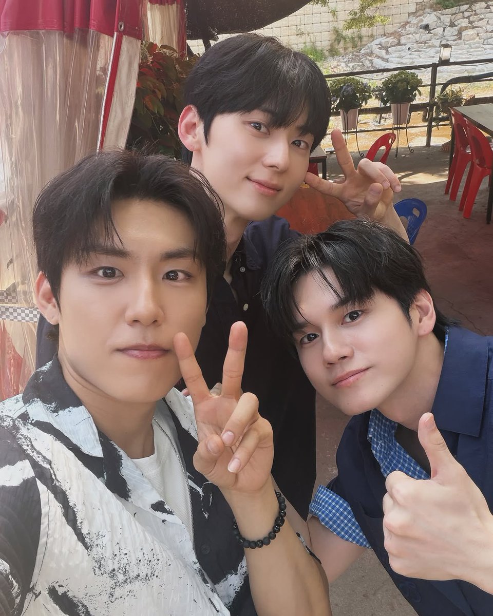 WANNABOND's tweet photo. 260703 Woojin insta post with Minhyun &amp; Seongwu #박우진 #황민현 #옹성우

🐦: Summer Vacation 😎❤️🥰
😚 Gaeanz &amp; Potato 🥔 

#WANNABOND #WannaOne #워너원 https://t.co/ppk1uBj3BR