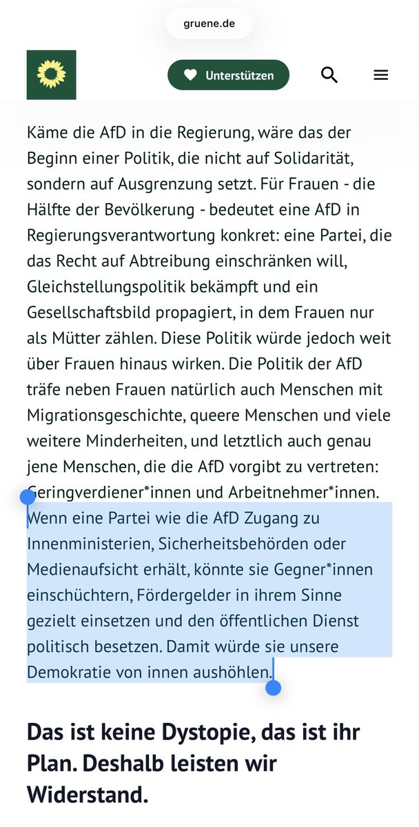 Buurmann's tweet photo. Wenn man ernsthaft befürchtet, dass eine Regierung ihre Macht missbrauchen könnte, um politische Gegner einzuschüchtern, den öffentlichen Dienst parteipolitisch zu besetzen, Fördergelder ideologisch zu verteilen oder staatliche Institutionen für die eigene Agenda einzusetzen, dann darf die Antwort nicht lauten, unliebsame Parteien zu verbieten oder demokratischen Wettbewerb einzuschränken. Um Himmels willen, das wäre genau die falsche Lehre.

Die richtige Konsequenz ist vielmehr, dafür zu sorgen, dass keine Regierung, egal welche Partei gerade regiert, über solche Möglichkeiten überhaupt verfügt. Der Schutz der Demokratie besteht nicht darin, den „richtigen“ Parteien möglichst viele Instrumente an die Hand zu geben, sondern darin, diese Instrumente so weit wie möglich zu beschränken.

Der Staat darf weder Menschen wegen ihrer politischen Überzeugungen diskriminieren noch missliebige Meinungen mit administrativen Mitteln bekämpfen. Seine Aufgabe ist es, gleiche Freiheitsrechte für alle zu garantieren, nicht, politische Auseinandersetzungen zugunsten einer Seite zu entscheiden.

Was bei einer möglichen AfD-Regierung kritisiert wird, wird bereits von den aktuell regierenden Parteien gemacht. Ob es um den politischen Einfluss auf Förderstrukturen geht, den Versuch, missliebige Positionen auszugrenzen oder staatliche Macht zur Durchsetzung bestimmter gesellschaftspolitischer Vorstellungen zu nutzen, all das wird bereits von den regierenden Parteien gemacht.

Das eigentliche Problem ist somit nicht eine bestimmte Partei, sondern die Existenz solcher Machtinstrumente.

Die liberale Antwort lautet deshalb nicht: mehr Macht für die „Guten“ und weniger für die „Falschen“. Sie lautet: weniger Macht für jede Regierung. Denn eine Ordnung, die nur funktioniert, solange die „richtigen“ Parteien regieren, ist keine stabile freiheitliche Ordnung. Eine wirklich liberale Demokratie muss so gebaut sein, dass sie auch dann Freiheit und Rechtsstaatlichkeit schützt, wenn Parteien an die Macht kommen, deren Politik man entschieden ablehnt.