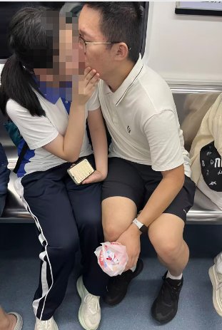 lisp2002's tweet photo. 深圳罗湖今天爆了
一个成年老男人在地铁和初中女生激吻 https://t.co/kpmw8HizuV