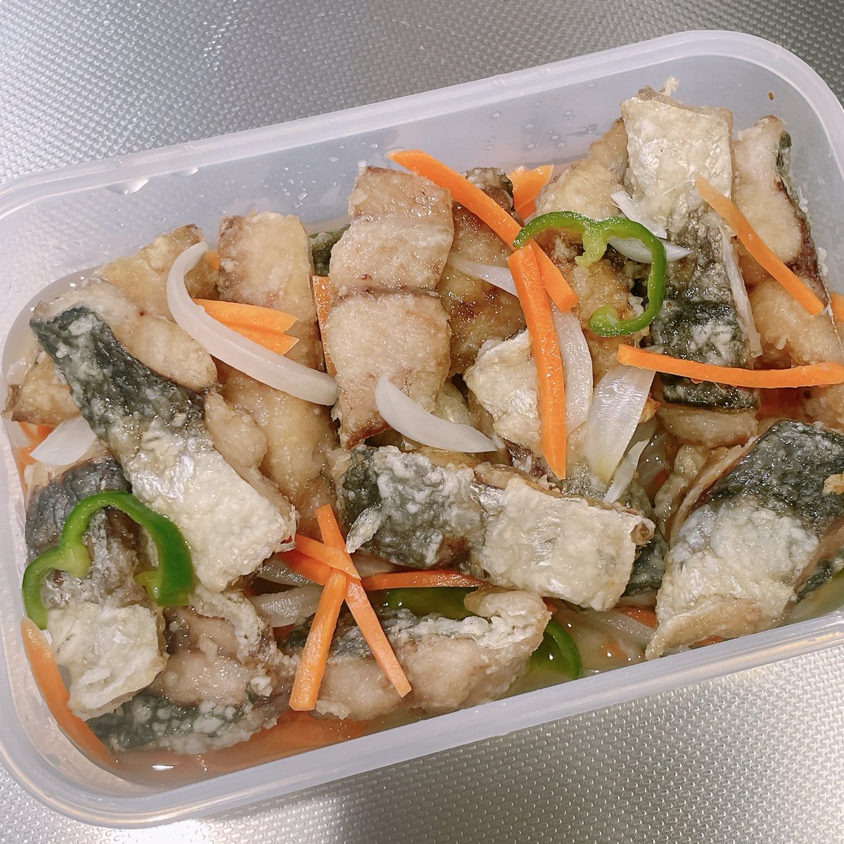ruruera's tweet photo. アジが安かったので久々に魚さばく練習しようと思って
3枚におろしにして、お腹のとこ削いで骨をピンセットで抜いて、南蛮漬けにした
お酒飲みながらのんびり作ろーって思ったけどそんな余裕なかった。難しい。全然上手にできない。 https://t.co/O2AVDUpM7B