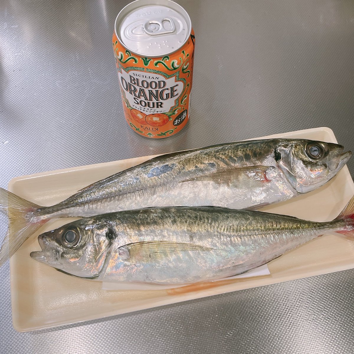 ruruera's tweet photo. アジが安かったので久々に魚さばく練習しようと思って
3枚におろしにして、お腹のとこ削いで骨をピンセットで抜いて、南蛮漬けにした
お酒飲みながらのんびり作ろーって思ったけどそんな余裕なかった。難しい。全然上手にできない。 https://t.co/O2AVDUpM7B