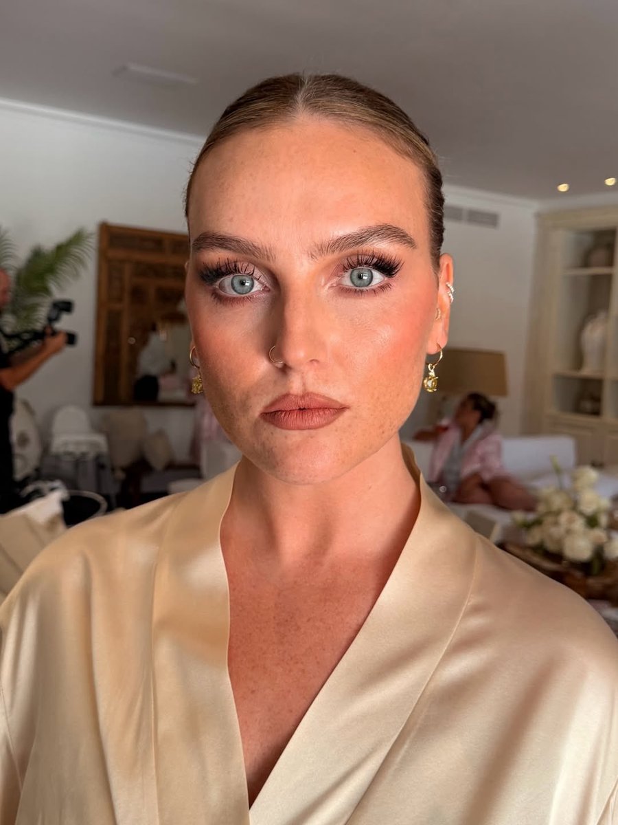 perrieoxigen's tweet photo. mesmo com maquiagem a perrie conseguiu passar naturalidade no rosto dela!!!! que perfeita 🤤🤤🤤 https://t.co/O1zYJVZTiZ
