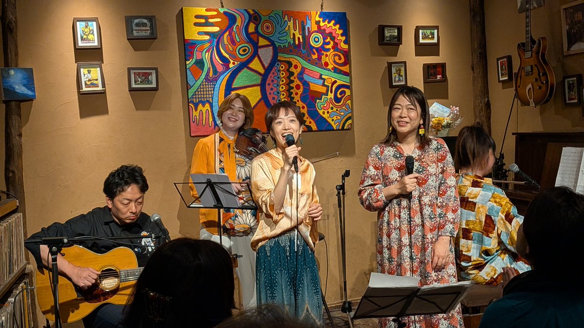 Gannco's tweet photo. 『花田えみ音楽博覧会 2026』
-HANAHAKU special 3days at S.O.Ra- DAY3:石黒文野とコスモポリタンズ×天然デンネンズ
＠ なんば music bar S.O.Ra
石黒文野とコスモポリタンズ[石黒文野(vo,gt) 花田えみ(pf) 安藤歌那(vln)]
天然デンネンズ[勝見智子(vo,pf）高藤昌幸(gt)]
『Let it Shine』で大団円！ https://t.co/Pe5ZIS5fzL